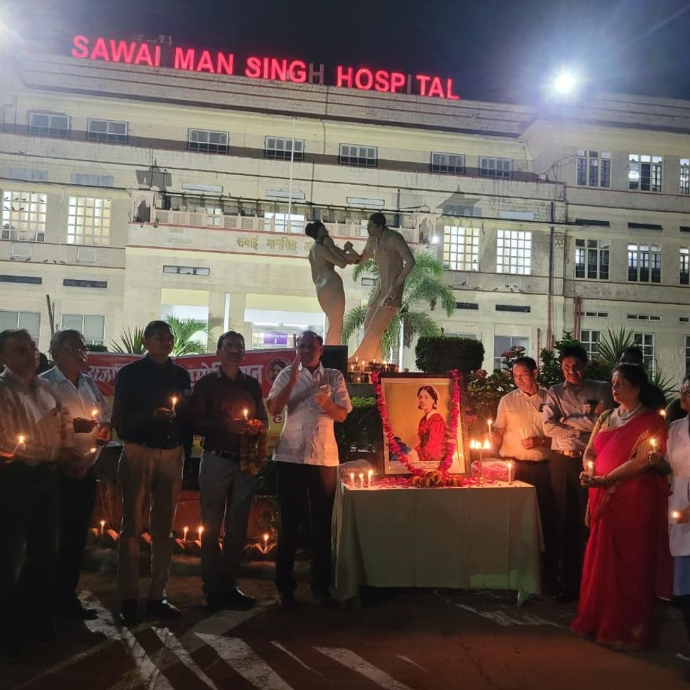 SMS हॉस्पिटल में मनाया नर्सेज-डे:कैंडल लाइटिंग कर मिस फ्लोरेन्स नाइटिंगेल को श्रद्धा सुमन अर्पित किए