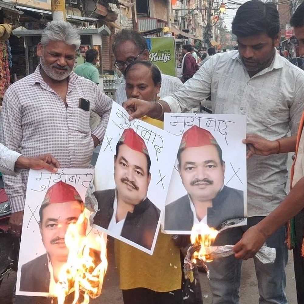 प्रधानमंत्री पर अभद्र टिप्पणी के विरोध में भाजपा का प्रदर्शन:सपा सांसद का पोस्टर फूंका, सपा सांसद अजेन्द्र सिंह पर सख्त कार्रवाई की मांग