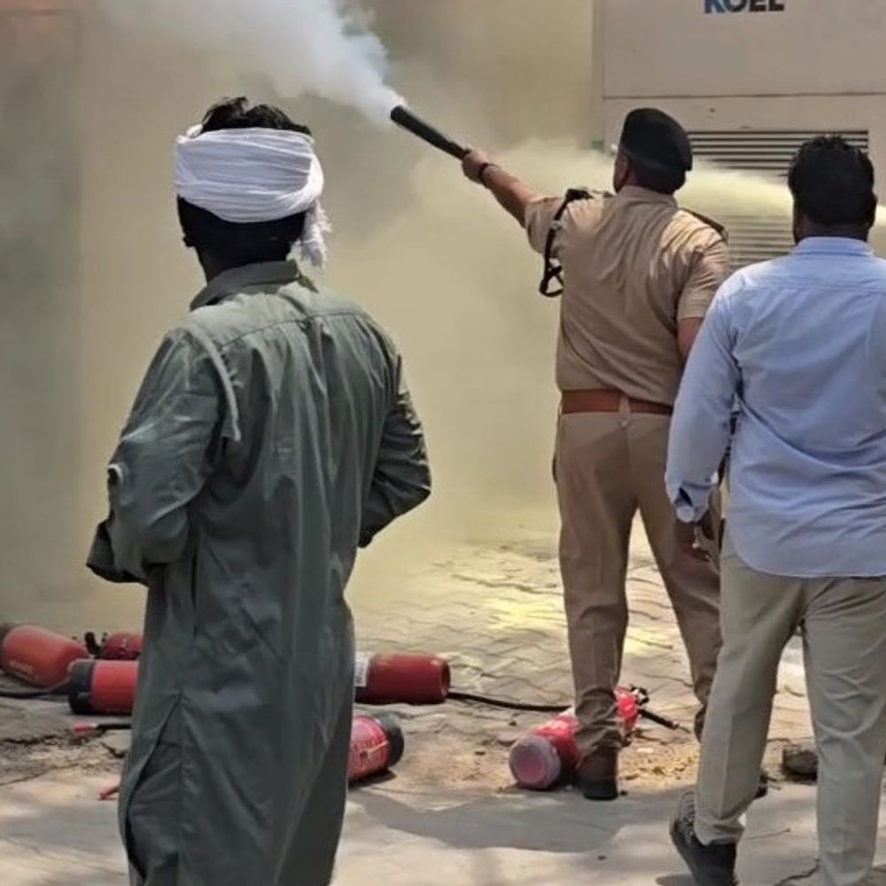 सिविल अस्पताल में लोड के चलते लगी जनरेटर में आग:सुबह से बिजली गुल, गर्मी में मरीजों का बेहाल, अस्पताल से बाहर बैठे