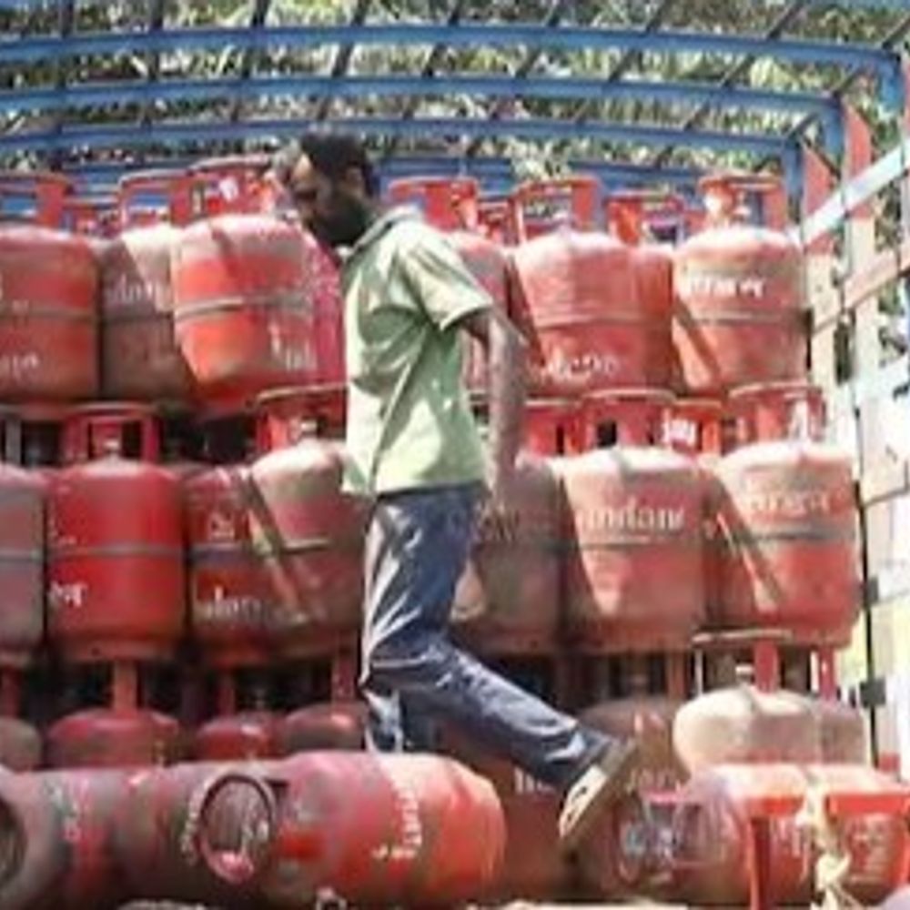 LPG यूजर्स को तेल कंपनियों का अलर्ट मैसेज:आय की जानकारी नहीं दी तो बंद होगी सब्सिडी, 7 दिन में देना होगा जवाब