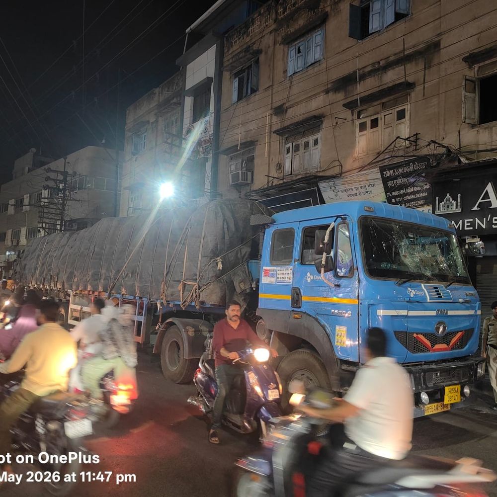 इंदौर में ट्राले ने तोड़े पुलिस बैरिकेड्स:चेकिंग से बचने भागा चालक, बंबई बाजार में पुलिस ने रोका; लोगों ने फोड़े कांच