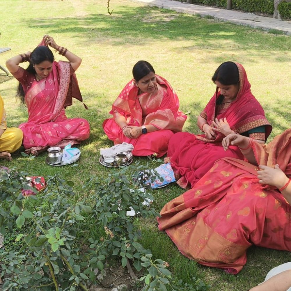 मेरठ में महिलाओं ने किया वटसावित्री व्रत:वटवृक्ष की पूजा कर मांगी सुहाग की लंबी उम्र की प्रार्थना