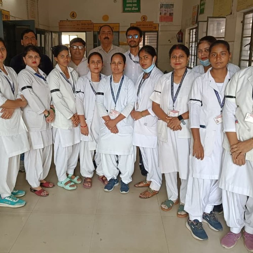 मेरठ में 21 मई से NO पे NO वर्क:जिला अस्पताल में NHM संविदाकर्मियों ने मानदेय न आने के विरोध में काली पट्‌टी बांधकर किया काम