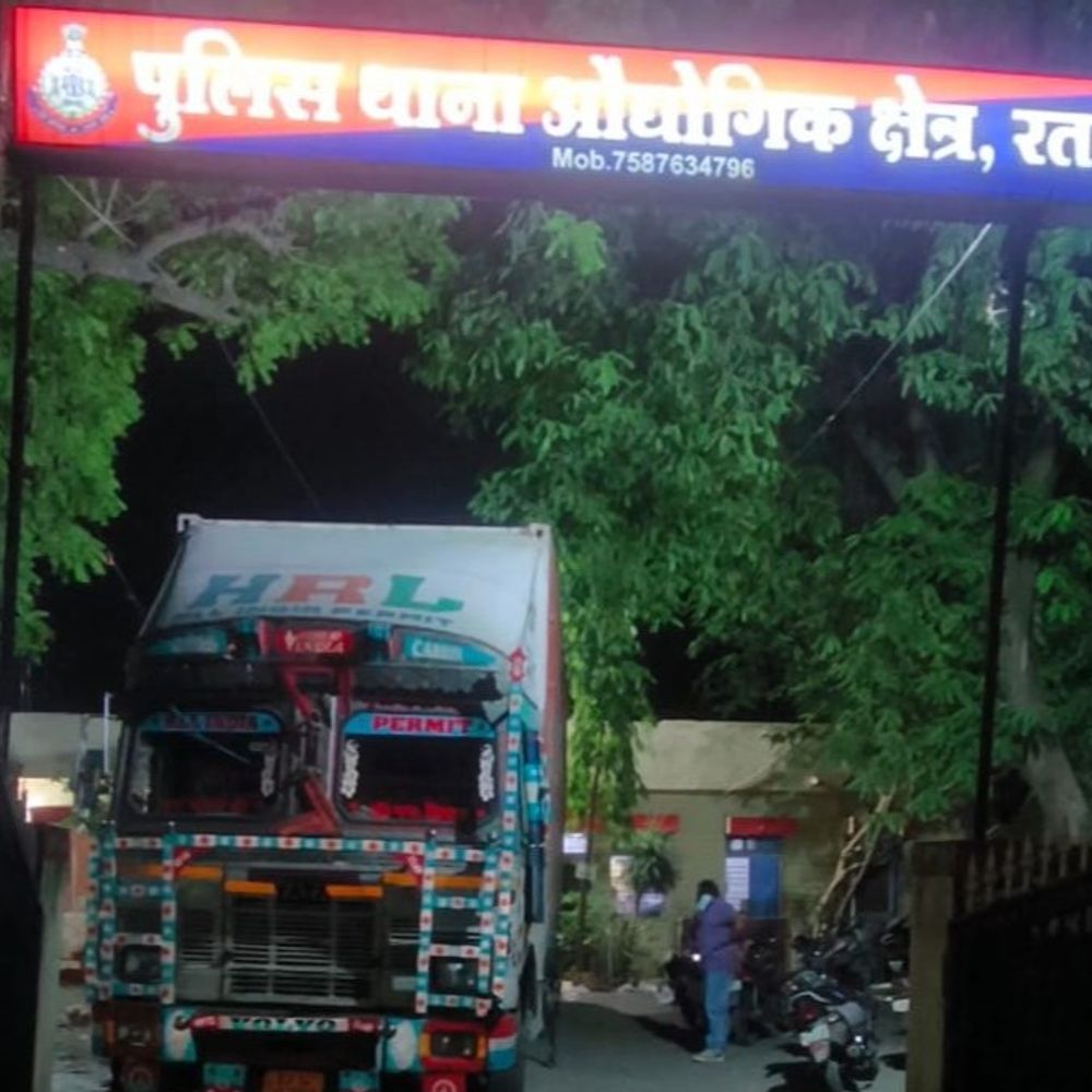 बैटरी की बिल्टी पर शराब से भरा कंटेनर पकड़ा:चंडीगढ़ से महाराष्ट्र जा रहा था माल; रतलाम में रात 2 बजे तक पुलिस उतारती रही बीयर की पेटियां