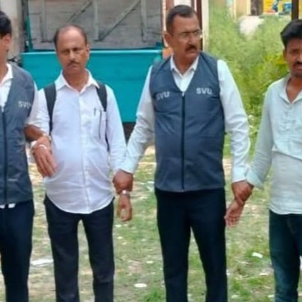 सहरसा में राजस्व कर्मचारी 16 हजार रिश्वत लेते गिरफ्तार:जमीन की रसीद काटने के नाम पर वसूली, निजी दलाल भी SVU के हत्थे चढ़ा