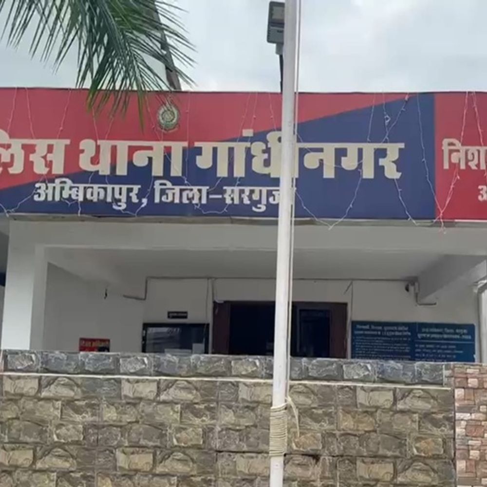 पिता ने अपनी ही नाबालिग बेटी से किया रेप, गिरफ्तार:रिश्तों को शर्मशार करने पर लोगों में आक्रोश, पुलिस ने कड़ी सुरक्षा में पहुंचाया कोर्ट