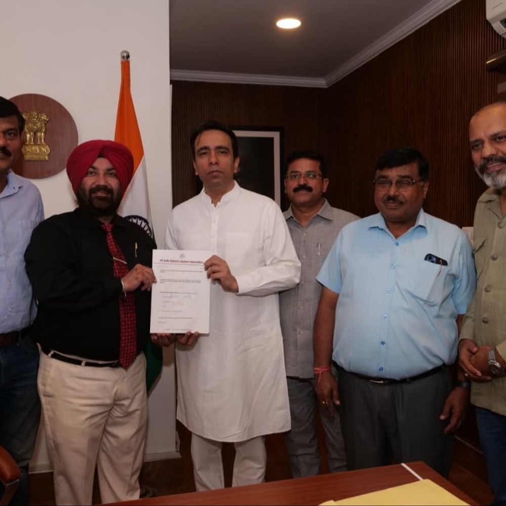 आवास विकास के नोटिस पर जयंत चौधरी से मिले संचालक:मेरठ के स्कूलों की समस्याएं उठाईं, केंद्रीय मंत्री ने समाधान का दिया आश्वासन