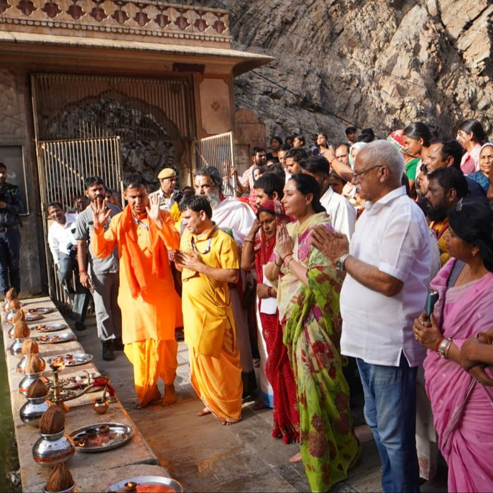 गलता-तीर्थ से हुआ वंदे गंगा जल सरक्षण अभियान का शुभारंभ:उप मुख्यमंत्री दिया कुमारी ने गंगा आरती की, फावड़ा चलाकर श्रमदान का संदेश दिया