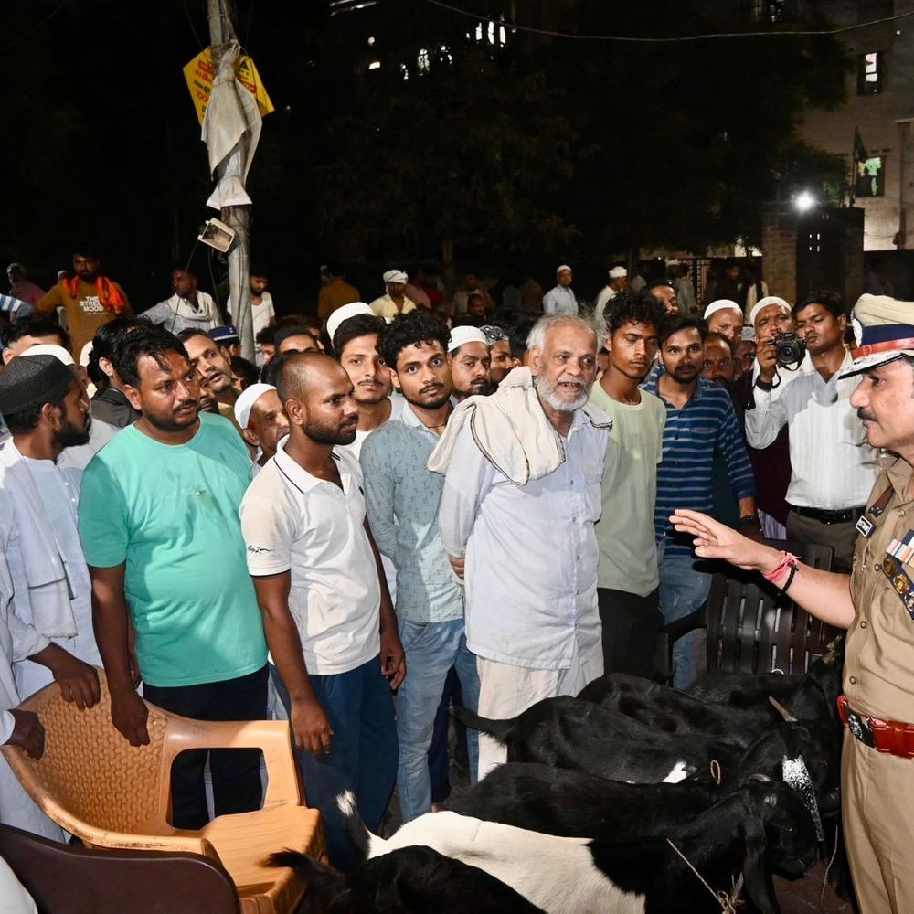 वाराणसी के मुस्लिम-इलाकों में पुलिस कमिश्नर समेत अफसरों की गश्त:बकरीद की रात दुकानदारों से संवाद, अनुशासित नमाज और नियमों का पढ़ाया पाठ