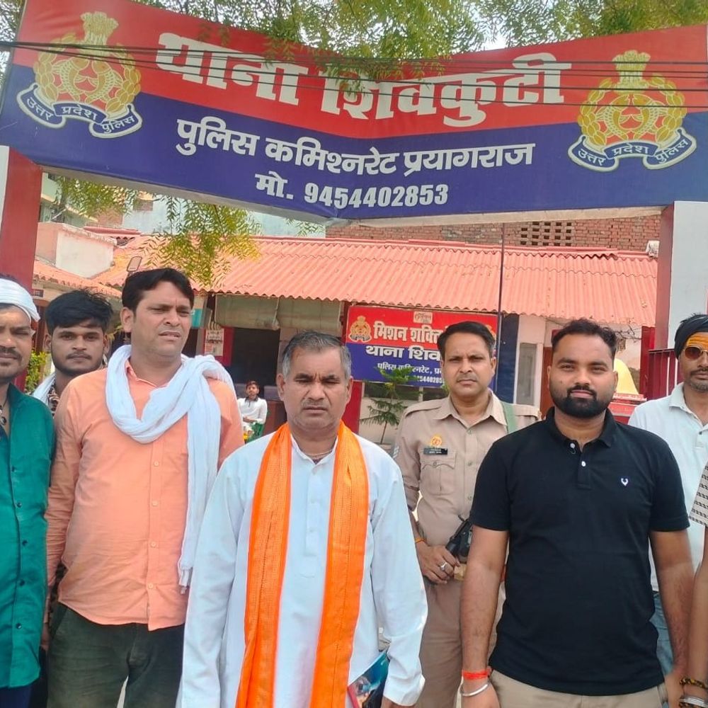 गोकशी के लिए ले जाए जा रहे तीन गोवंश छुड़ाए:प्रयागराज में विहिप गोरक्षा प्रांत ने की धरपकड़, दो गोतस्कर मैजिक से कूदकर भागे