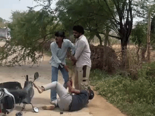 स्कूटी पर जा रहे युवक को पटक कर पीटा VIDEO:आपसी रंजिश के चलते हमला, पुलिस आरोपियों को तलाश रही