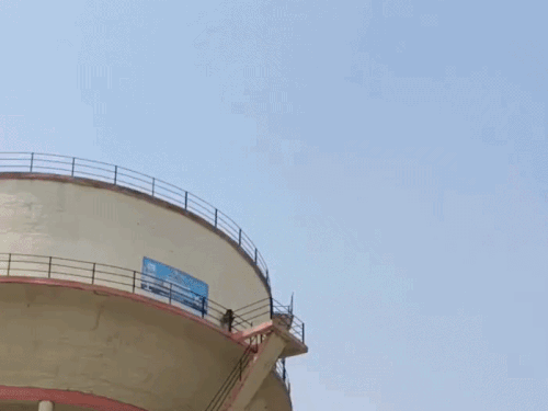 प्रयागराज में युवती चढ़ी पानी की टंकी पर:हाईवोल्टेज ड्रामा जारी, पुलिस और भारी भीड़ मौके पर मौजूद