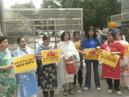 जालंधर में आप का गैस कीमत वृद्धि के खिलाफ प्रदर्शन:आप का श्रीराम चौक में सुबह साढ़े 10 बजे कॉमर्शियल सिलेंडरों के रेट बढ़ने के खिलाफ प्रदर्शन