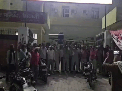 भिवानी में कूड़ा उठान पर हंगामा:नगर परिषद व दमकल कर्मियों का प्रदर्शन, लोग खुद सफाई में जुटे, कर्मचारियों की हड़ताल से बढ़ी गंदगी