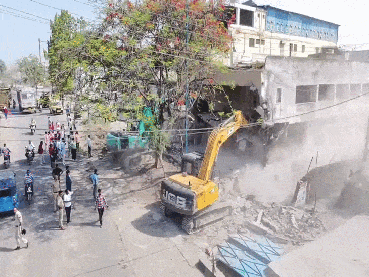पोलोग्राउंड की दो फैक्ट्रियों पर निगम की कार्रवाई:सड़क चौड़ीकरण में बाधक बन रहे थे, पोकलेन अैर जेसीबी से तोड़े बिल्डिंग के अ‌वैध हिस्से