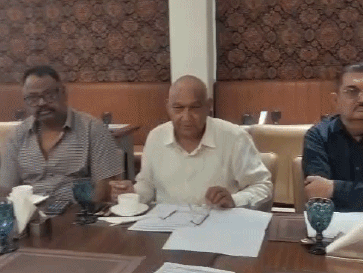 ट्रेड लाइसेंस पर भड़के होटल संचालक:मेयर का किया विरोध, बोले- व्यापारियों का टैक्स माफ तो हमसे 2 गुना वसूली क्यों