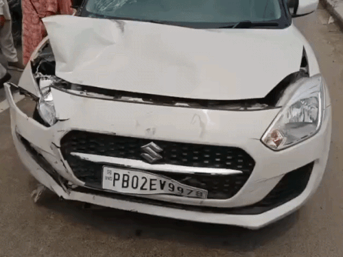 अमृतसर मेहता रोड पर कार और बाइक की टक्कर:नशे में होने का आरोप, एक फरार, पुलिस जांच में जुटी