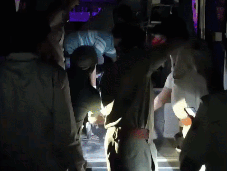 डायवर्जन नहीं दिखने से सीधे खड्डे में गिरे बाइक सवार:दो जने घायल, देर रात नेशनल हाईवे-58E पर रणघाटी डायवर्जन पर हादसा