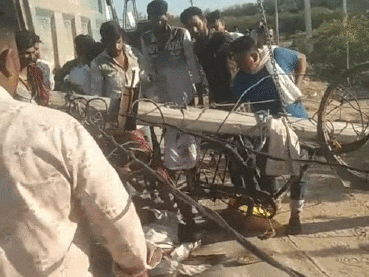 डंपर में तार फंसने से साईकल सवार गिरा पोल, मौत:हाईवे निर्माण के दौरान की घटना, बिजली बंद कराई लेकिन नहीं बच सका बुजुर्ग