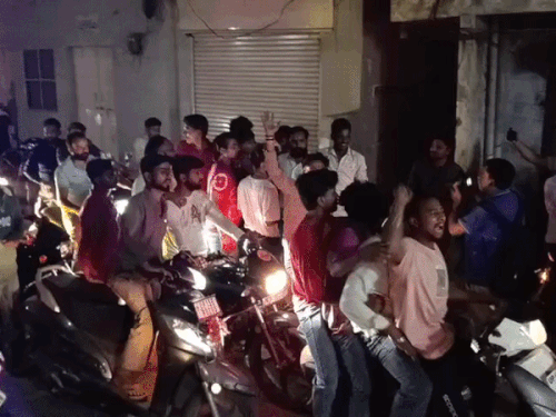 हिंदू युवकों से मारपीट पर भड़के बजरंग दल कार्यकर्ता:देहलीगेट थाना क्षेत्र के शिवचौक पर किया हंगामा, पुराने विवाद में भिड़े दो पक्ष