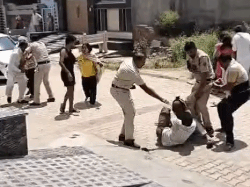 फतेहाबाद में पुलिस के सामने भिड़े दो पक्ष:पति-पत्नी का चल रहा विवाद; घर के बाहर चले थप्पड़-मुक्के