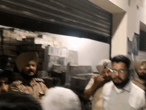 नगर-कौंसिल चुनावों से पहले पुलिस और एक्साइज-विभाग की बड़ी कार्रवाई:अमृतसर के रतनगढ़ में तीन दुकानों से करोड़ों की विदेशी शराब बरामद
