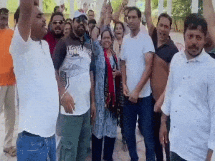 इंदौर में पानी की समस्या लेकर लोगों का हंगामा:पानी की टंकी पर पहुंचे गुस्साए लोगों ने हाईड्रेंट तोड़ा, पुलिस में हुई शिकायत