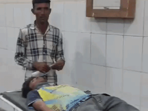 दो भाई ट्रैक्टर के नीचे दबे:दोनों खेत जोत रहे थे, अचानक ट्रैक्टर पलट गया, 5 मिनट में बाहर निकाला