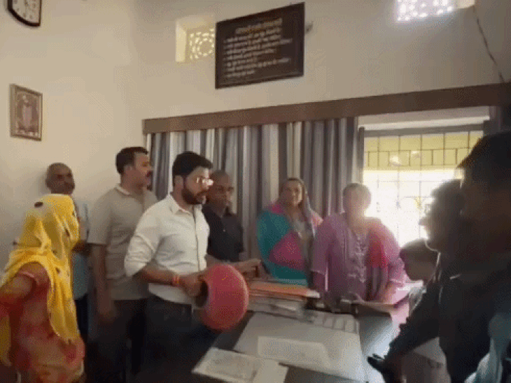 हिरणमगरी की कॉलोनियों में पेयजल संकट:पेयजल विभाग में खाली मटका देकर विरोध जताया, 10 दिन का अल्टीमेटम दिया- 10 दिन में ताला लगाएंगे