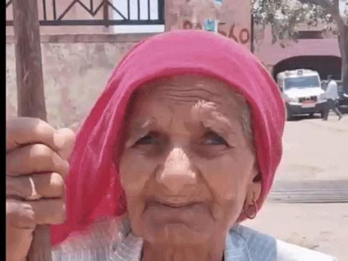 70 साल की महिला धूप में बैठी:6 महीने से विधवा पेंशन नहीं मिल रही, पंचाय समिति के जनप्रतिनिधि भी विरोध में