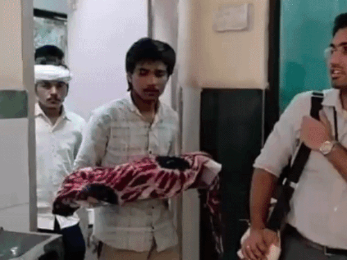 मां ने बेटी को तेजाब पिलाकर मार डाला:पिता ने कहा एसिड ज्यादा पिलाने से बेटी की आतें फट गई, पत्नी को कड़ी सजा मिले