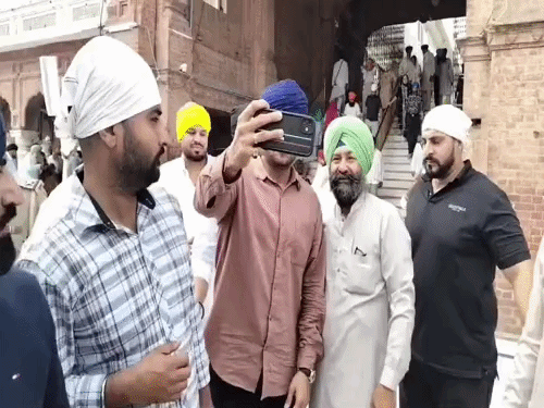 गायक मनकीरत औलख ने गोल्डन टेंपल में माथा टेका:फैन से मिलते हुए और उनके पैर छूते हुए भी दिखाई दिए
