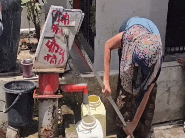 इंदौर में लाल रंग से लिखा-पानी पीने योग्य नहीं:जलसंकट से हाहाकार, मजबूरी ऐसी कि उसी हैंडपंप से भर भी रहे और पी भी रहे