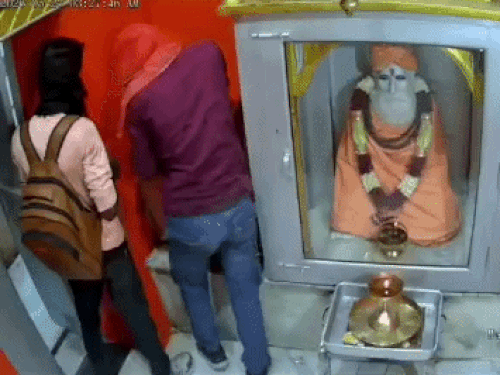 भिवानी के मंदिर में चोरी:CCTV में कैद हुई वारदात, नकाबपोश युवकों ने राड से तोड़ा दानपात्र, कैश चुराकर फरार