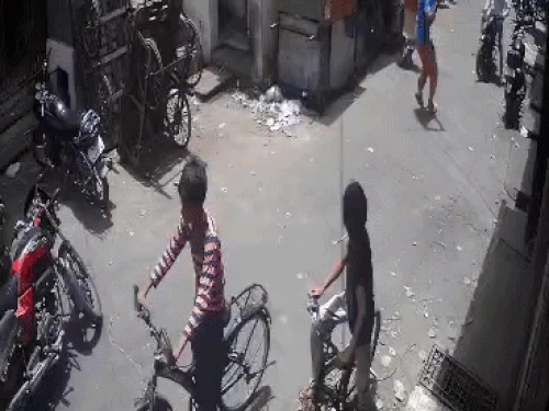 कोटा में पुरानी रंजिश के चलते जानलेवा हमला:सरियों और पाइप से युवक पर वार VIDEO