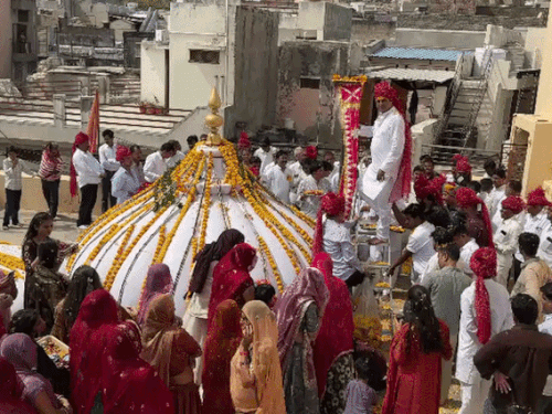 ठाकुरजी मंदिर का 33वां वार्षिक महोत्सव, धर्म ध्वजा चढ़ाईं:साधु-संतों और भामाशाह परिवारों को सम्मानित किया, भजन संध्या में नाचे श्रद्धालु