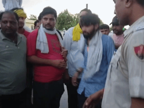 नारनौल में सिरोही बहाली टोल पर विवाद, VIDEO:पंजाब का ड्राइवर बोला की बदतमीजी, बाद में टोलकर्मी ने मांगी हाथ जोड़कर माफी