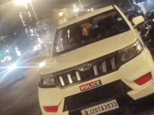 लाल-नीली बत्ती और पुलिस मोनोग्राम वाली बोलेरो का दुरुपयोग:सरकारी ड्यूटी से बाहर गाड़ी, फिर भी वीआईपी पहचान; लड़के लड़कियां घूमते नजर आए