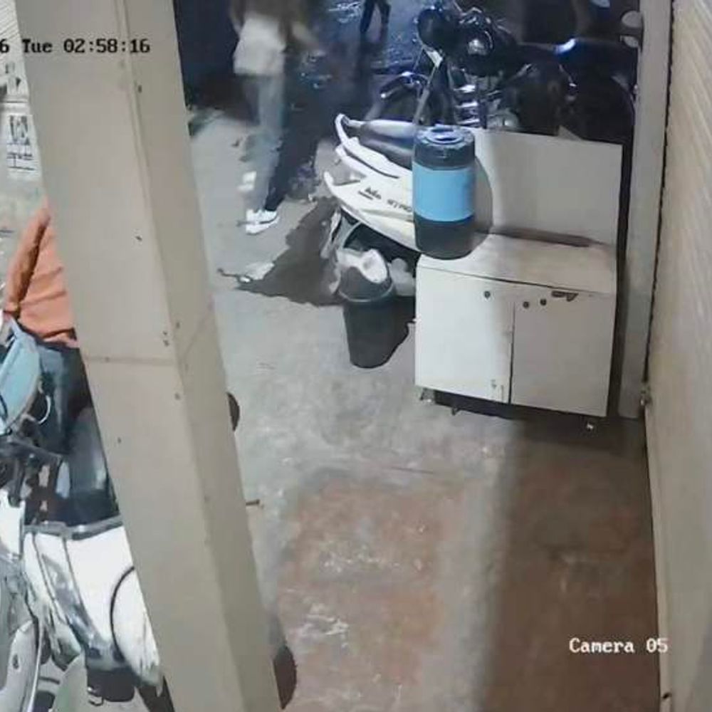 इंदौर के सराफा में देर रात ताले तोड़ने पहुंचे बदमाश:CCTV में कैद हुई वारदात, रहवासियों ने शोर मचाया तो गाड़ियां गिराकर भागे