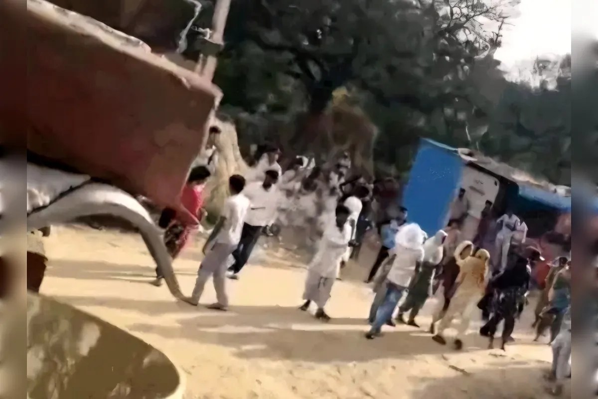 चाचा-ताऊ के परिवारों में चले लाठी-डंडे, शादी वाले घर में की तोड़फोड़