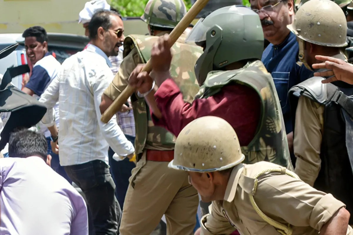 Lawyers Strike: सिविल कोर्ट लाठीचार्ज पर भड़के वकील, लखनऊ में तीन दिन की हड़ताल शुरू हुई