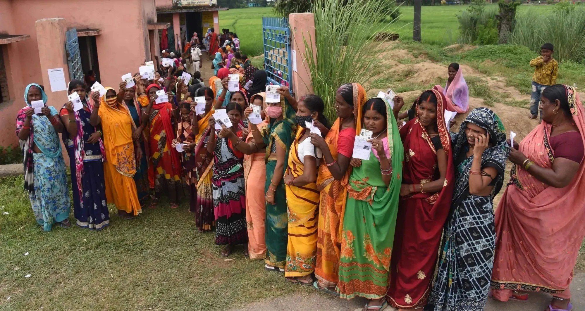 पंचायत चुनाव से पहले बड़ा खेला! पति, देवर और देवरानी के खातों में ट्रांसफर किए लाखों रुपये, प्रधान बर्खास्त