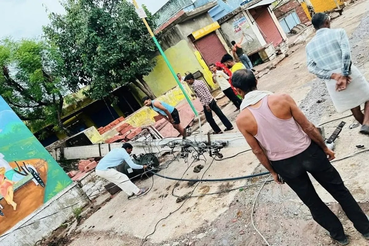 Dholpur: सरमथुरा में अंधड़ से तबाही, सवा सौ से अधिक विधुत पोल टूटे