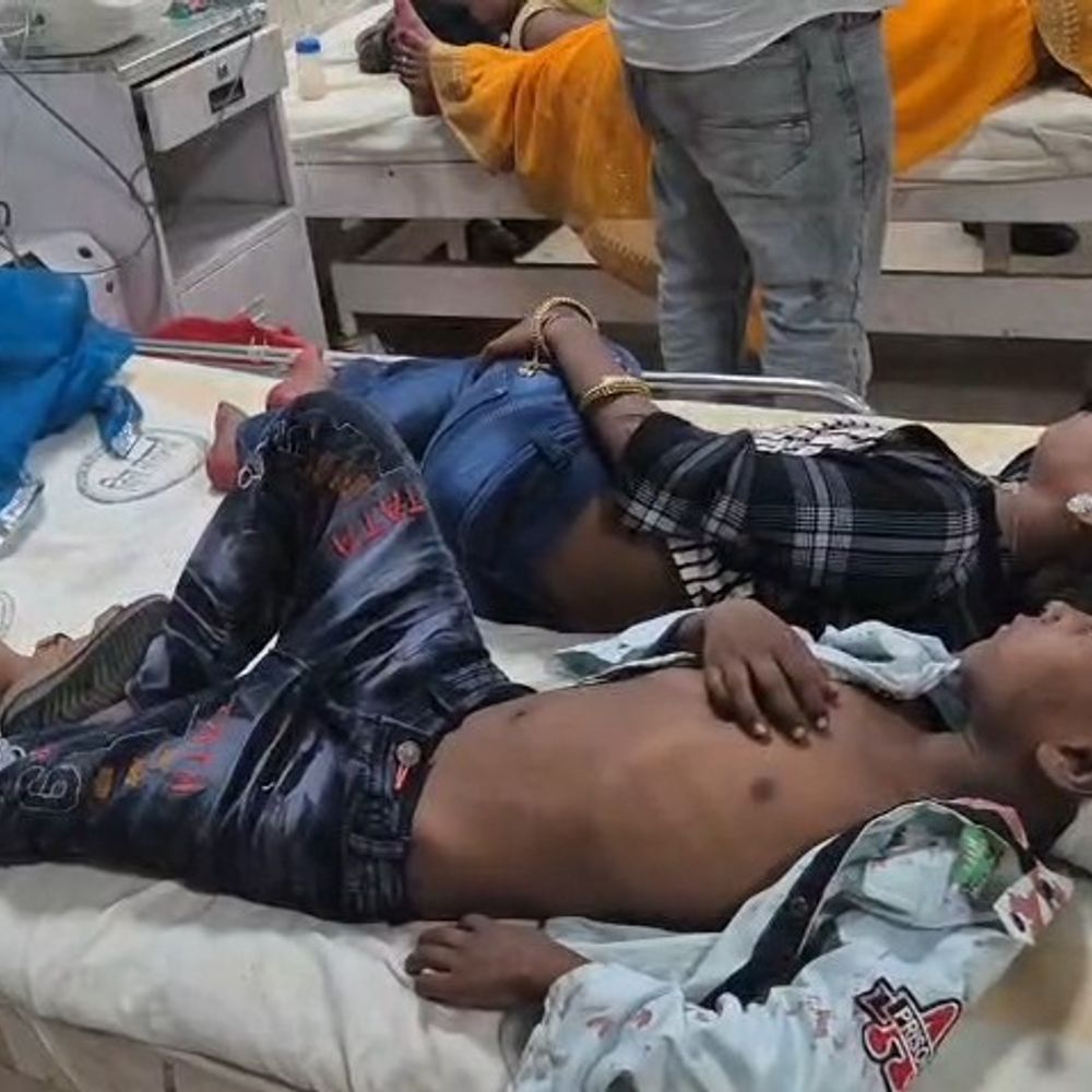 सीतामढ़ी में टोटो को ट्रक ने मारी टक्कर:शादी में जा रहे एक परिवार के 9 सदस्य गंभीर घायल, सदर अस्पताल में भर्ती