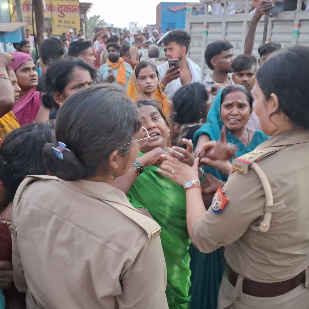 इनामी बदमाश की मौत के बाद शव रखकर प्रदर्शन:गाजीपुर में पुलिस पर पथराव का आरोप, 6 नामजद समेत 50 से अधिक पर FIR