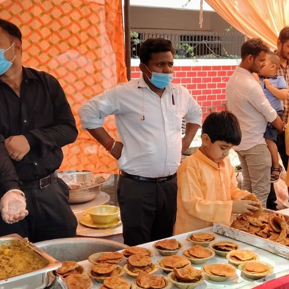 लखनऊ में बड़े मंगल पर विशाल भंडारे का आयोजन:बेलवान संस्था ने इंदिरा नगर में किया भजन कीर्तन