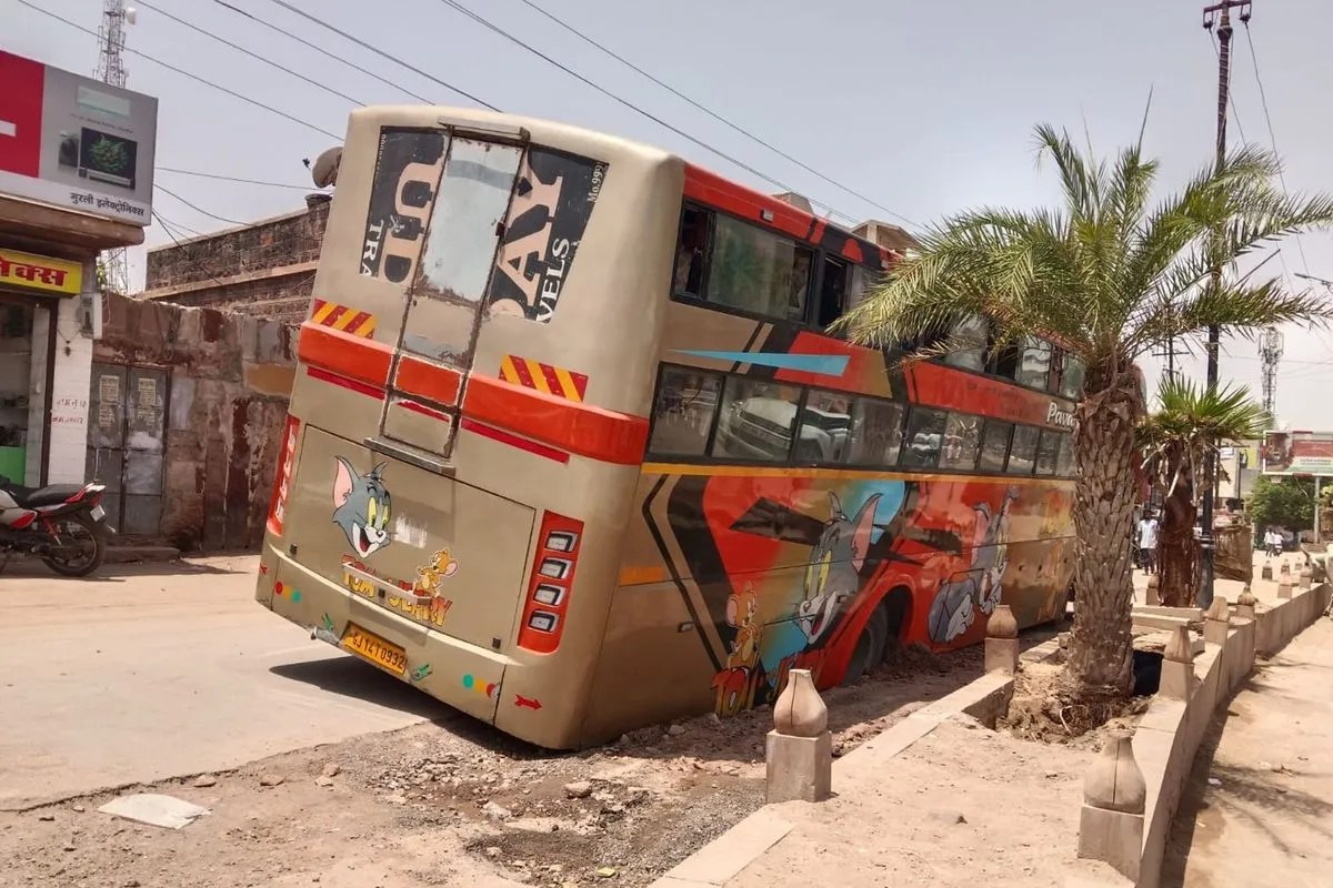 Video: गड्ढ़ा सही नहीं पाटने से बढ़ी समस्या: गड्ढ़े में धंस गई यात्री बस, टला बड़ा हादसा