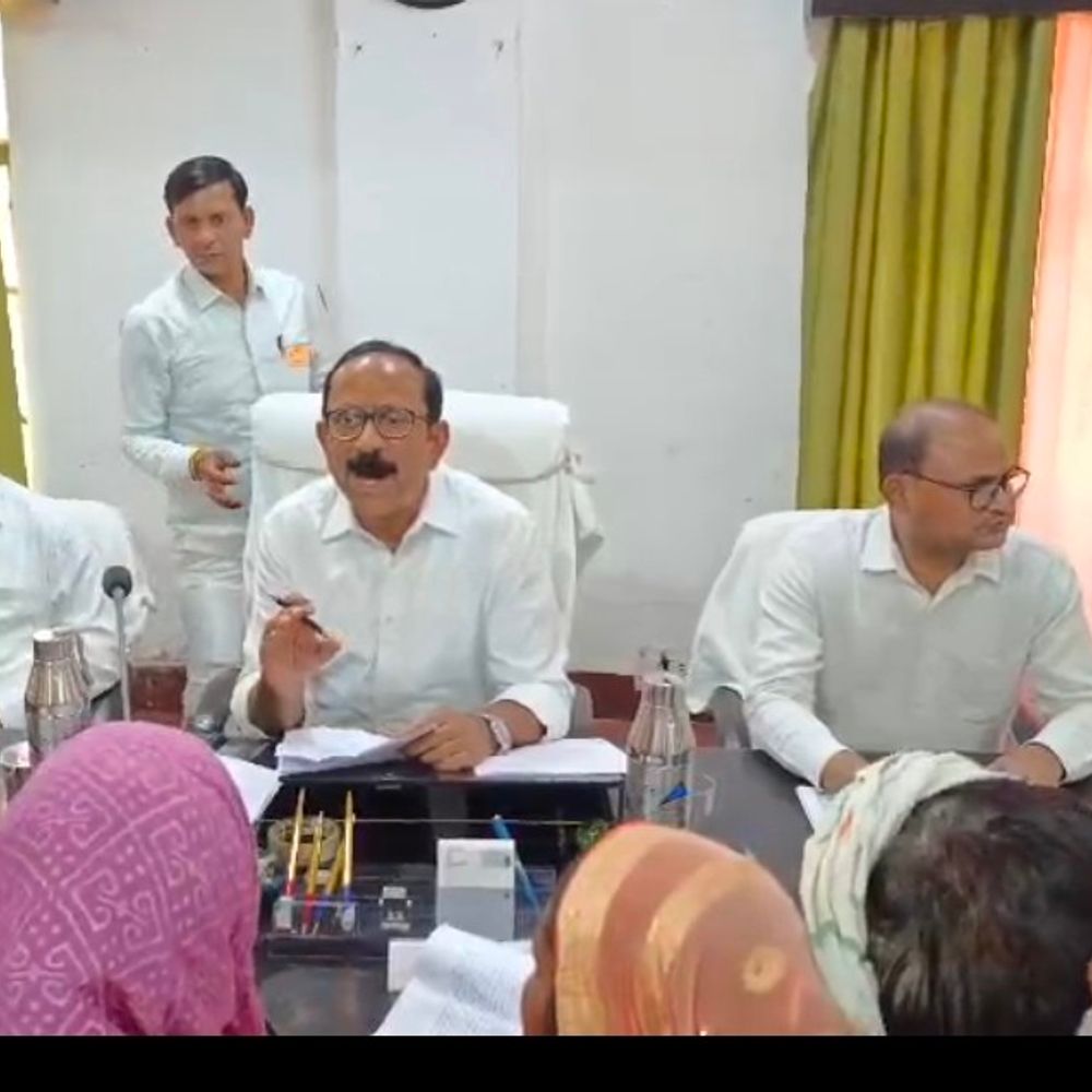 कमिश्नर विमल दुबे ललितपुर पहुंचे:संपूर्ण समाधान दिवस में सुनीं शिकायतें, दैलवारा में गेहूं क्रय केंद्र का किया निरीक्षण