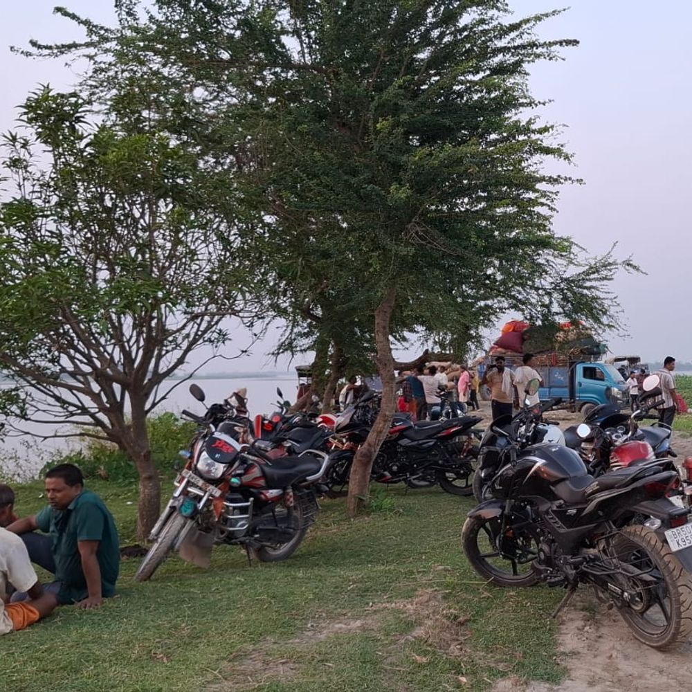 कोसी नदी में नहाते समय डूबने से किशोर लापता:सुपौल में 4 घंटे बाद भी नहीं मिला सुराग, प्रशासन और ग्रामीण तलाश में जुटे