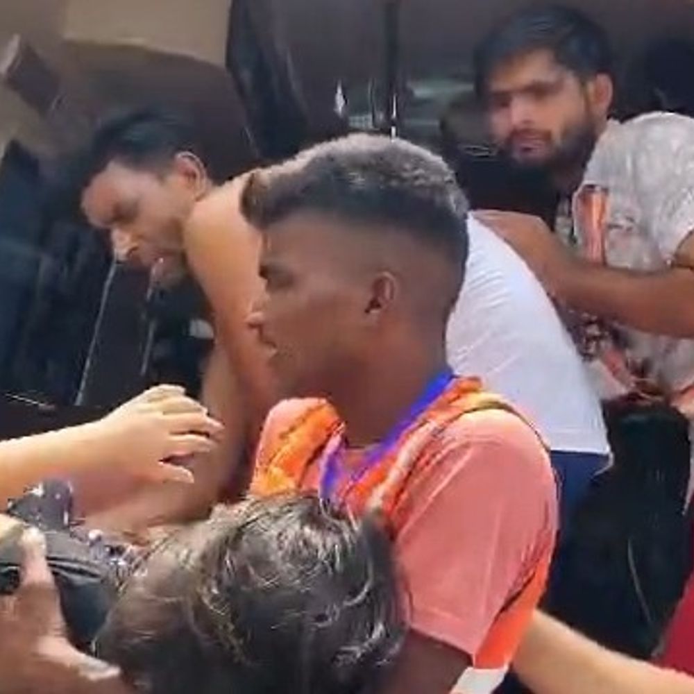 गंगा एक्सप्रेस-वे पर कार डिवाइडर से टकराई:अमरोहा में आठ लोग गंभीर घायल, अस्पताल में भर्ती